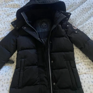 mooseknuckles mistaya xs - ej använd mer än 10ggr, har legat i min garderob då det inte var min stil, jätte fint skick som ny förutom att ena kedjan på sidan blivit till tryckt utav garderobsdörren lite men inget som märks av eller syns