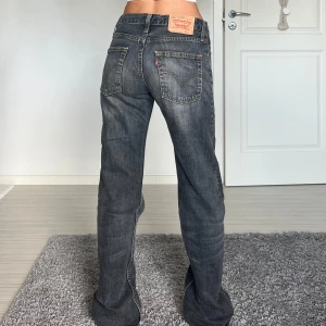 Levis - Midjemått: 41cm rakt över, innerbenslängd: 83cm 💕