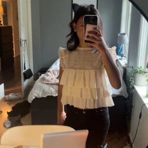 Blus från zara. - Fin blus från zara som passar perfeckt till hösten knappt använd och i fint skick säljer då den inte kommer till användning och är lite förlåten till mig  st s passar xs 