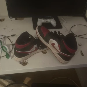 Jordan 1 mid  - Hej säljer nu mina jordan 1 mids för jag använder inte de nå mer så inge deflekter och skorna e äkta pris ej hugget i sten.