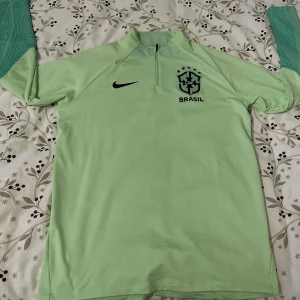 BRASIL CBF STRIKE DRILL Långärmad Nike Tröja - En långärmad Brasil tröja från Nike i storlek L, skulle säga att den passar dem som har M mer.