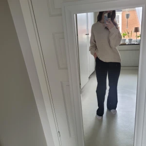 Beige stickad tröja - Beige stickad tröja från hm med pärlor på. Tröjan är använd men det finns inga tecken på slitage, fläckar eller liknande, så den är i gott skick🤎