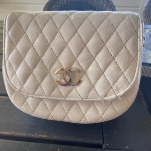 Väska - Väska med guldfärgad kedja. 