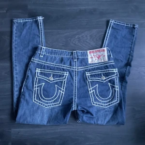 True religion jeans - Snygga true religion jeans 🔥 Säljs på grund av att de it var baggy. Midja: 49, Ytterben: 111, innerben: 82, benöppning: 33, fotöppning: 20 👽🔥