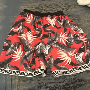 Säljer denna Short för billig pris personligen så köpte jag den från zalando och den blev för stor på mig  - Den är röd med svart vita grejer storleken är xl 