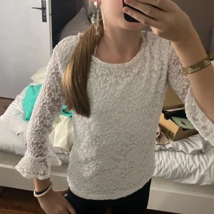 Blus 💮 - En superfin blus ifrån Cubus i lite blom aktigt mönster, vit. Finns ej kvar. 🤍💮 Strl 146/152 (11-12yrs)  Först till kvarn 💞