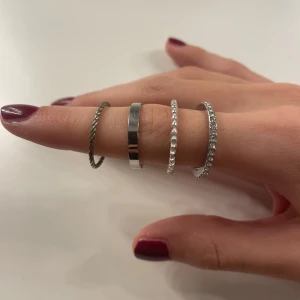 Silver ringar - 4st olika silverringar. Skulle säga att de passar en M⭐️ Kan inte garantera rostfrihet!