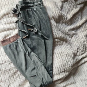 Mysbyxor Hunkemöller S - Sköna mysbyxor i skogsgrön färg i strl S. 