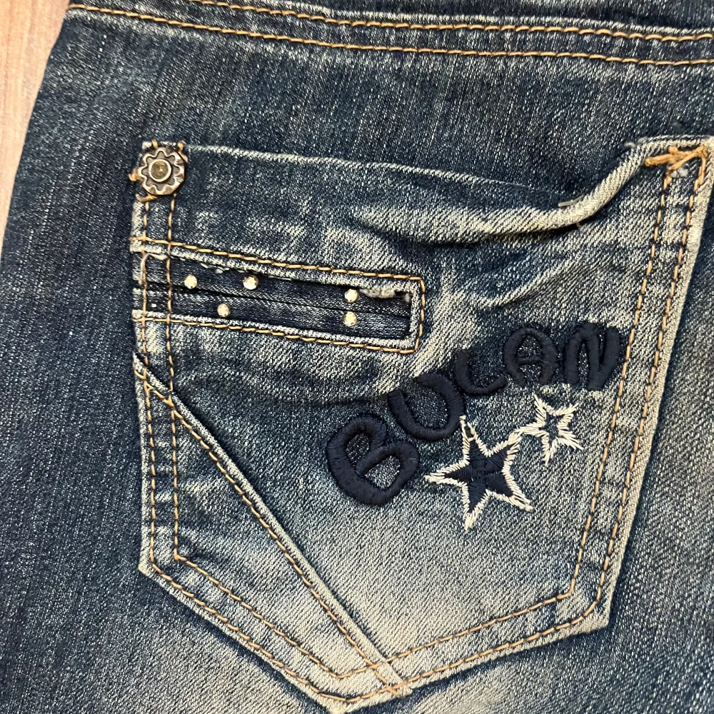 Skitsnygga lågmidjade bootcut jeans men coola detaljer, tyvärr lite små för mig. Jeans & Byxor.