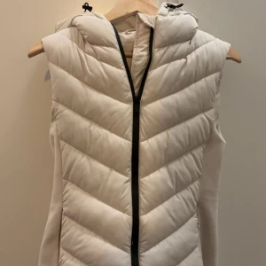 Zara väst - en vit o en svart jättefin Zara väst, jättebra skick ingen skada, 1 för 50 eller båda för 90