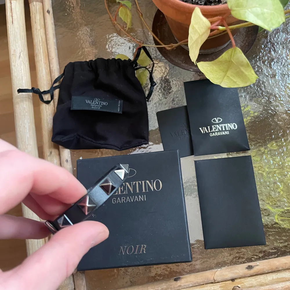 Valentino rockstud armband | skick 8/10 | storlek: one size | nypris: 3000kr | pris: 800kr | all og med | fraktar spårbart via postnord på köparens bekostnad, tveka inga att höra av er vid frågor eller funderaringar. . Accessoarer.