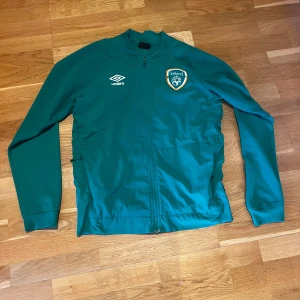 Vintage Irland Träningströja - Storlek M, grön, skick 7/10. Kontakta vid frågor! 🍀