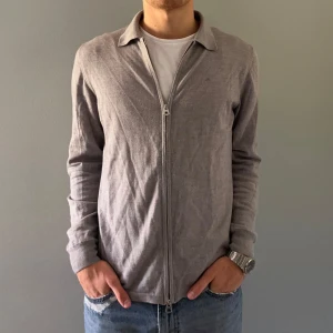 J.Lindeberg - kofta/cardigan - Storlek M - 100% merinoull - Skick 9/10 - Nypris: 1800, vårt pris :549 - Modellen är 178 