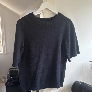 Stickad T-shirt - Snygg marinblå tshirt 