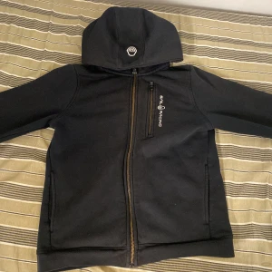 Sailracing zipp up hoodie - Denna zipp up hoodien köpte jag ifrån kidsbrandstore, har haft den i 2 månader och har tagit på mig den ett par gången, den är för liten på mig men den funkar perfekt. Storleken är 150 och är för män men kan även användas för kvinnor (PRIS KAN DISKUTERAS)