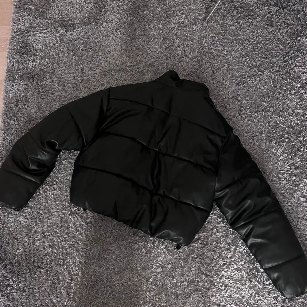 Zara puffer jacka använd 2 gånger säljer för 200kr köpt för 499kr Säljer för det inte är min stil ,den är som ny. Jackor.