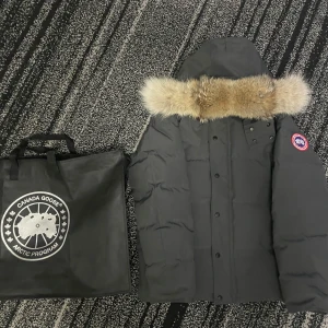 Canada Goose Wyndhamn grå - Storlek L, knappt använd dessutom väldigt varm anpassat till kallare säsonger modell: Wyndhamn, Päls går att ta av ifall önskat!