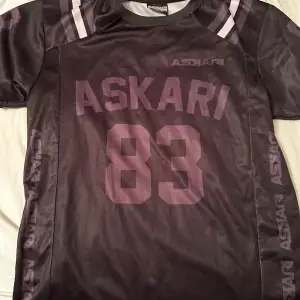 Säljer min askari Jersey i färgen svart. Nästan aldrig använd, nyskick. Nypris är 700kr Mitt pris 399kr