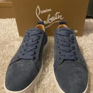 Ljusblå Christian Louboutin skor, storlek 43. Helt nya alla tillbehör ingår. Bara skriva vid frågor och funderingar 👏