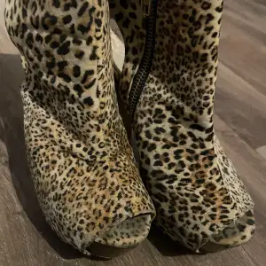 Fina leopard klackar från oklart märke i storlek 37. Man ser de trasiga på klackarnas sulor och undertill på bilderna!!(de är ca 2 år gamla💕) Priset kan diskuteras!!💕 Frakt står på köparen!!📦💕