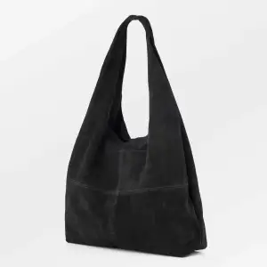 Äkta mocka shopper bag 🖤 Använt 1-2 ggr. Så absolut nyskick! Svart 40x40 cm. Slutsåld online. Nypris 1429kr.