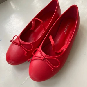 Söta röda ballerinaskor - Röda fina ballerinaskor i strl 5. (motsvarande strl 38) Ej använda, endast provade ett par gånger. 
