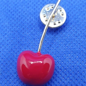 Pin - Körsbär - Pin körsbär, oanvänd. ✨️Titta igenom alla mina upplagda och köp fler saker i bundle för att spara på frakten och få allt du köpt i ett och samma paket✨️
