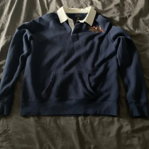 Ralph lauren hoodie - Säljer denna feta Ralph lauren hoodien för den är för liten. Den är helt oanvänd då för att den var för liten och de finns inga defekter. Skriv gärna om ni har fler frågor