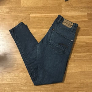 G-Star Jeans   - Säljer nu mina G-Star Raw Revend Super Slim Jeans 