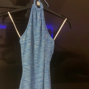 Klänning  - En blå klänning som är öppen i ryggen och knyte runt halsen