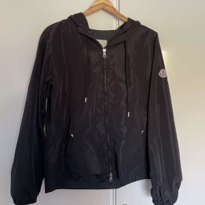 Moncler jacka - Säljer nu min moncler jacka då den inte används. Bra skick. Priset kan sänkas vid snabb affär.