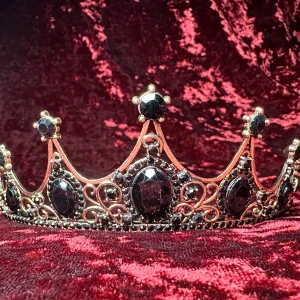 Krona Tiara Drottning Kung Goth Halloween Maskerad Burlesque Vampyr Häxa Retro - En krona / tiara värdig en vampyrdrottning, mörkeralv eller gothprinsessa. Vacker och välgjord med glittrande svarta stenar & strass mot mörkt guldfärgad ram. Bredd 14,5 cm, båglängd 32 cm, höjd längst fram 5 cm.  Gediget gjord, bekväm att bära. 