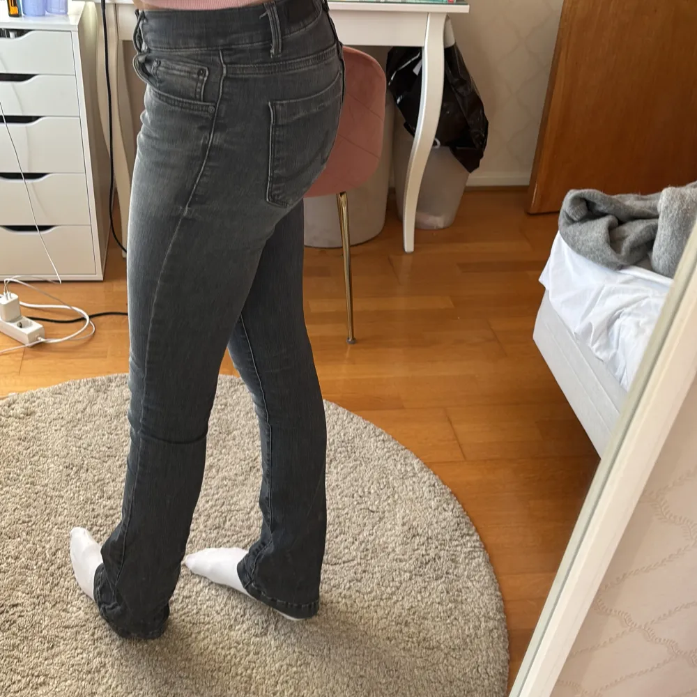 Säljer dessa super fina mörkgrå lågmidjade ltb jeans i storlek 25/34 då dom blivit lite försmå för mig💗köpta på about you för 800kr och säljer för 300kr💕. Jeans & Byxor.