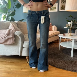 Lågmidjade jeans  - Så najs och långa lågmidjade bootcutjeans 💖 står storlek 7, jag på bilden bär vanligtvis 36/S för referens 💕 