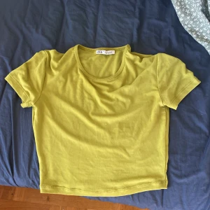 Säljer min genomskinliga gröna tröja pris kan diskuteras. - Storlek s