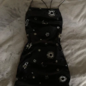 Klänning - Jättesnygg klänning som passar jättebra till exempelvis halloween 💞Den har öppen rygg och är stretchig, bara använd en gång 