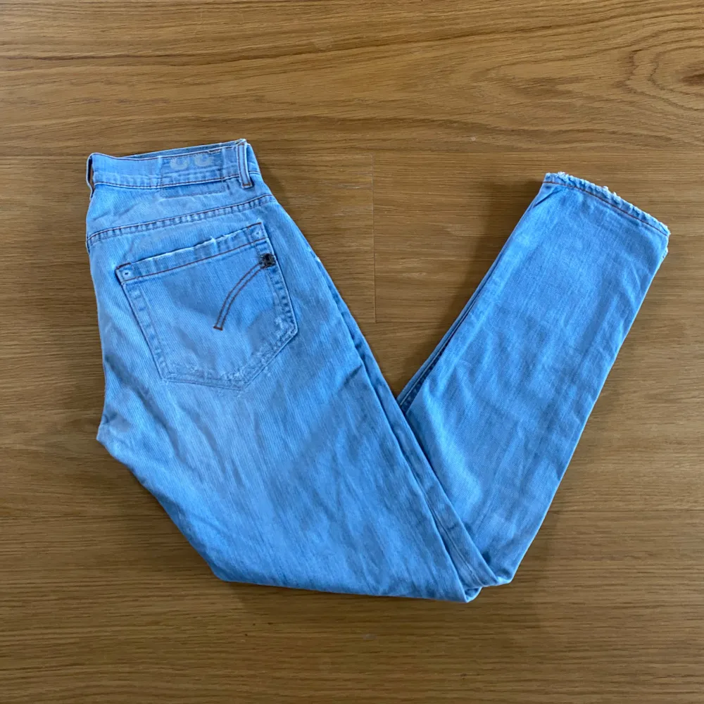 Säljer dessa oerhört snygga och trendiga dondup jeans i storlek 32. Nyskick 10/10. Priset kan eventuellt diskuteras vid snabb affär! Alla bud tas! . Jeans & Byxor.