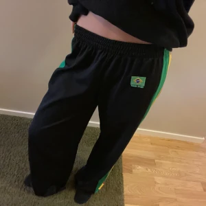 Brasilianska reggea byxor - Coolaste byxorna köpta second hand. Märket heter Arte Nagó