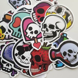 23st döskalle klistermärken/stickers  - Klistermärken/stickers Motiv: döskalle  Antal: 23st Skick: ny/oanvänd Kul att använda till pyssel, scrapbooking och annat. Kan tex användas till att dekorera din bärbara dator, skateboard, resväska,  