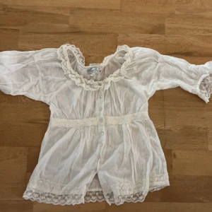 Vintage blus  - Superfin oanvänd. Postar såfort du köpt varan.