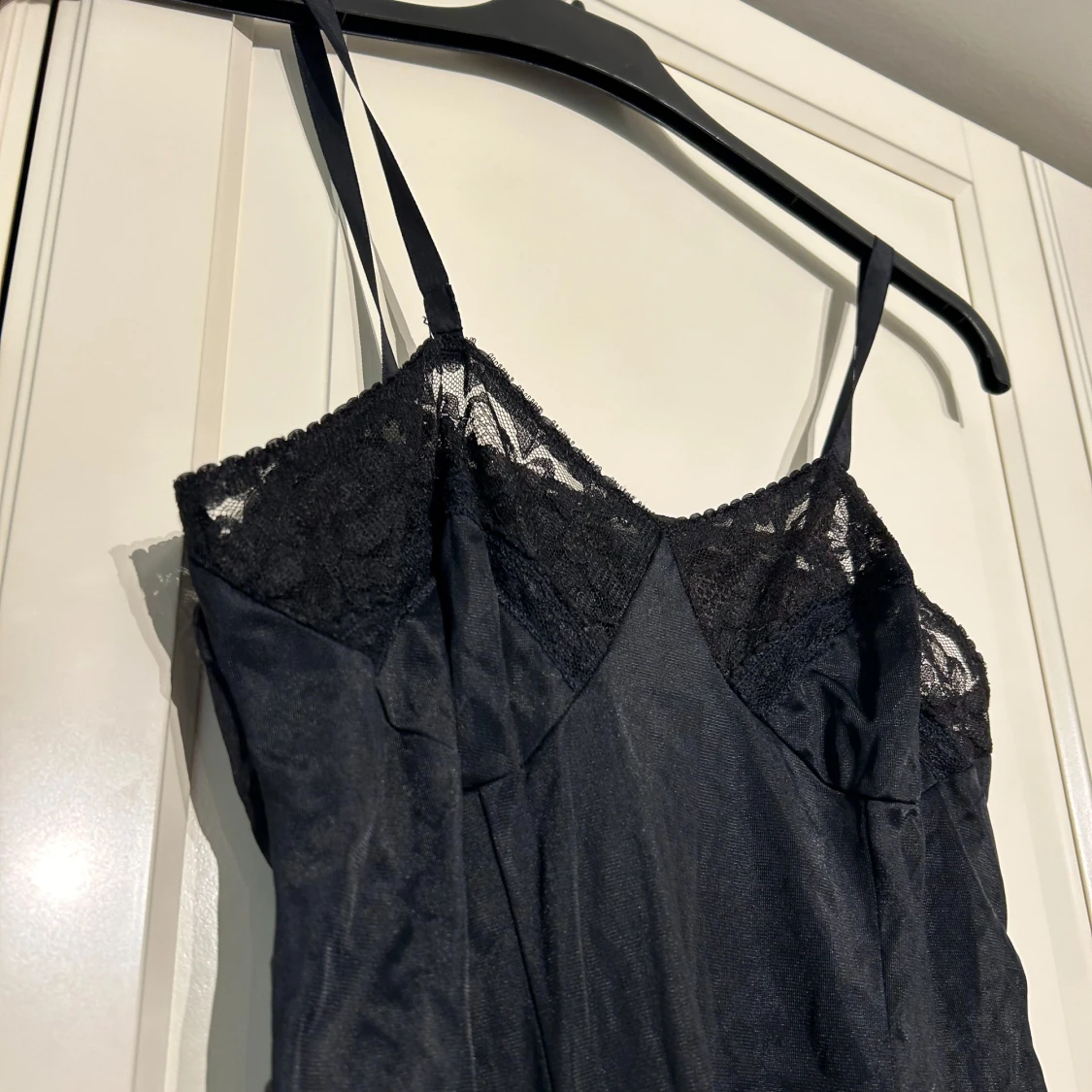 Svart satin klänning med spetsdetaljer - 91