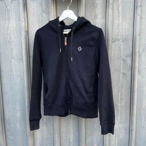 Morris zip hoodie - Morris zip hoodie. Strl: XS. Bra skick. Fråga om ni undrar nåt. 