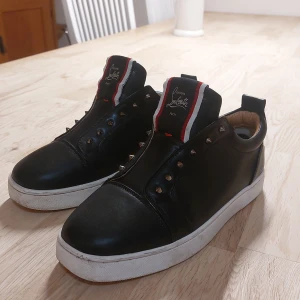Louboutins 41 - Säljer ett par svarta laceless sneakers från Christian Louboutin. Skorna är i bra skick med lite slitage på sulan, krävs nog endast en tvätt, och slitage vid hälen. Generellt är skicket 7/10. Storleken är 41, men passar mig som är 42,5 perfekt. Inget OG följer med, därav ett lägre pris. Nypris: 10000. Mitt pris: 1000. Hör av dig vid funderingar