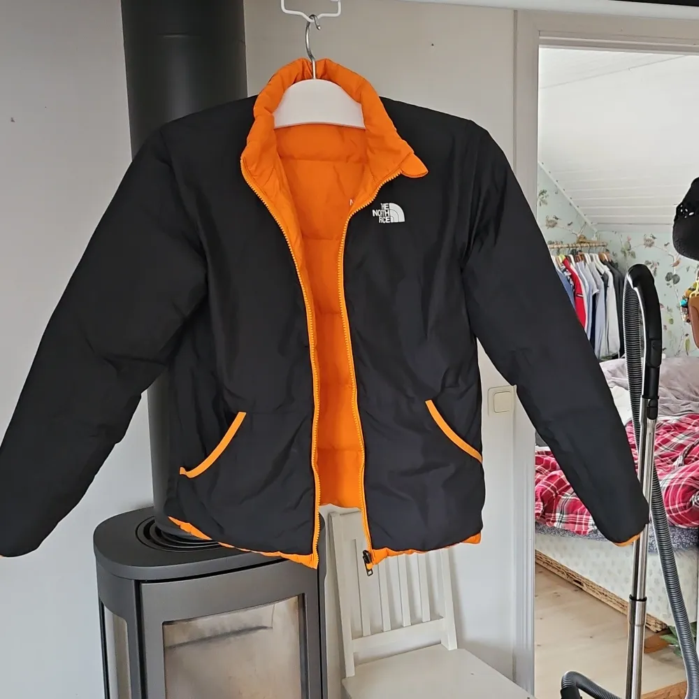 Säljer en supercool vändbar jacka från The North Face. Ena sidan är knallorange och den andra är svart med orange detaljer. Perfekt för höst och vår! Jackan har en dragkedja och är långärmad. Den är i mycket bra skick och redo för nya äventyr!. Jackor.