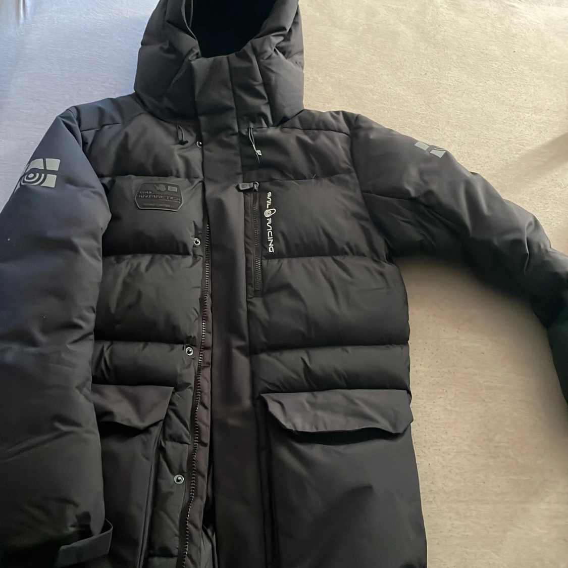 Svart dunjacka från Sail Racing