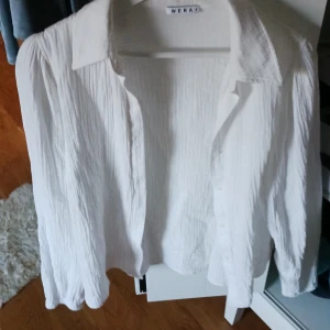 Vit blus från Wera - Säljer en superfin vit blus från Wera i storlek S/36. Den har en krispig och luftig känsla med poet ärmar och en klassisk krage. Perfekt för både vardag och fest! 🕊️