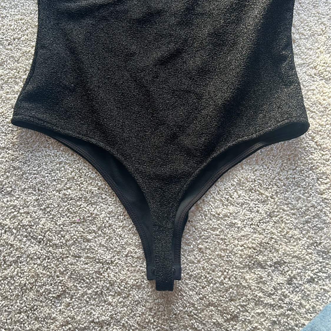 Svart glittrig body - 91