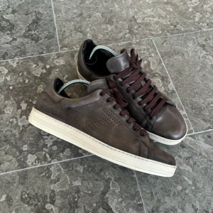 Tom Ford sneakers - Säljer ett par sjukt schyssta Tom Ford skor | storlek: 44 | OG: inget | pris: 2499kr, nypris $990 | Perfekta nu till vintern | frågor? Tveka inte på att kontakta oss.
