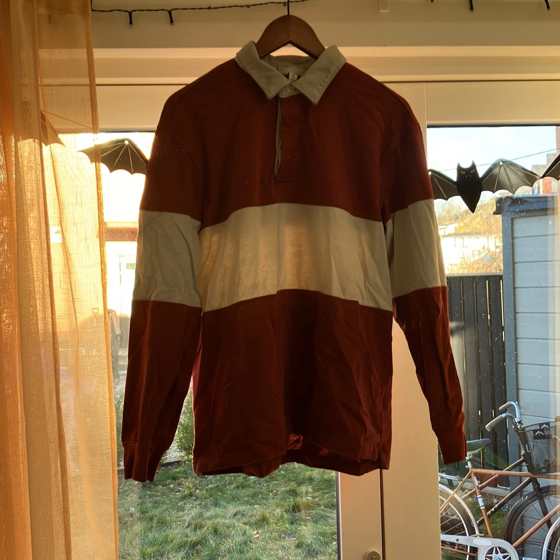 Röd och vit pikétröja