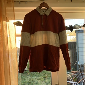 Röd och vit pikétröja - Säljer en snygg röd och vit pikétröja med krage och knappar. Helt okej bra skick, kragen är lite missfärgad. Storlek M.